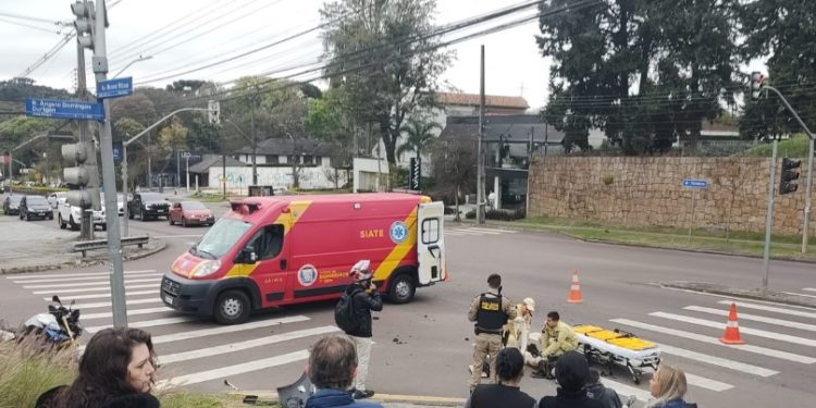 Casal em moto fica ferido em colisão no Vista Alegre