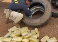 PRF apreende 95 quilos de cocaína escondidos em estepes de carreta na BR-277