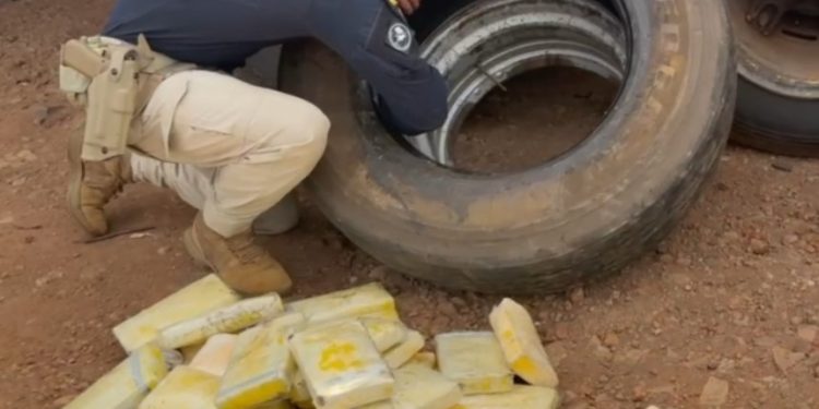 PRF apreende 95 quilos de cocaína escondidos em estepes de carreta na BR-277