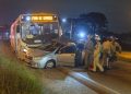 Carro é atingido por onibus ao tentar cruzar rodovia em Colombo
