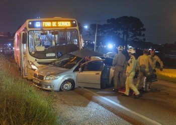Carro é atingido por onibus ao tentar cruzar rodovia em Colombo