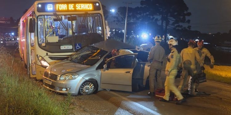 Carro é atingido por onibus ao tentar cruzar rodovia em Colombo