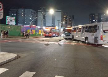 Colisão frontal entre dois ônibus deixa oito pessoas feridas em Curitiba