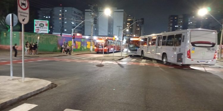Colisão frontal entre dois ônibus deixa oito pessoas feridas em Curitiba