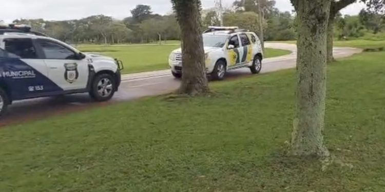Homem é socorrido em estado grave após ser agredido e fugir a nado em Curitiba
