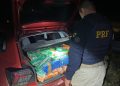 PRF apreende mais de 345 quilos de maconha após motorista largar carro e fugir em rio