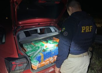 PRF apreende mais de 345 quilos de maconha após motorista largar carro e fugir em rio