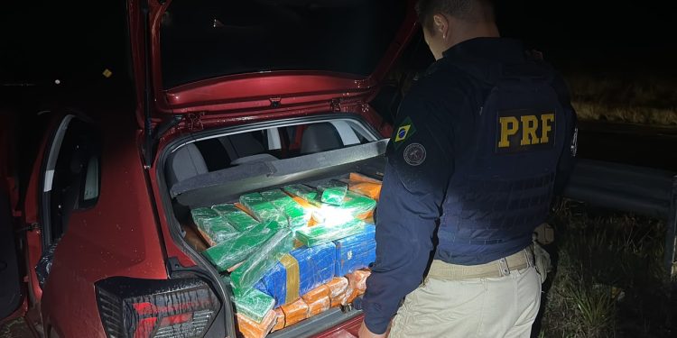 PRF apreende mais de 345 quilos de maconha após motorista largar carro e fugir em rio