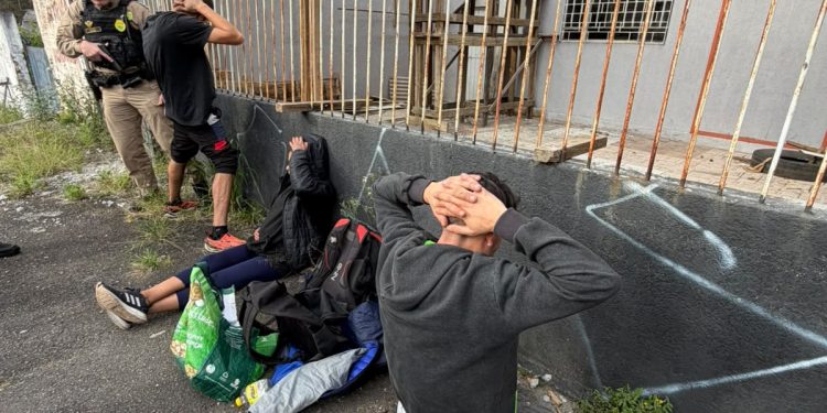 Dois são presos após roubo no Santa Cândida; vítima foi arrastada pelos criminosos
