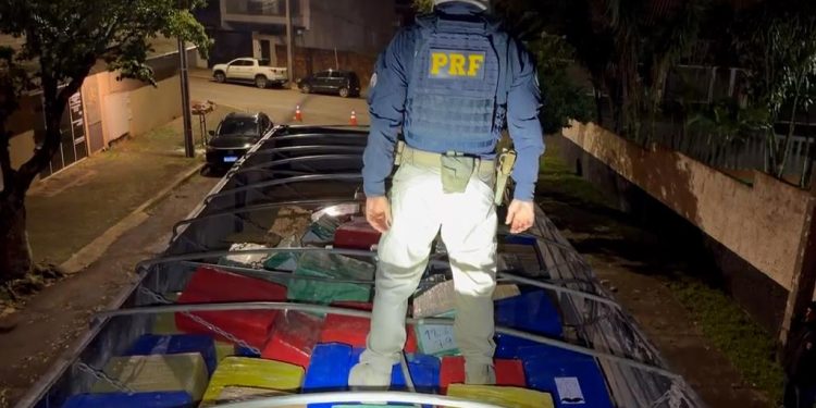 PRF apreende quase 7 toneladas de maconha em carreta na BR-376