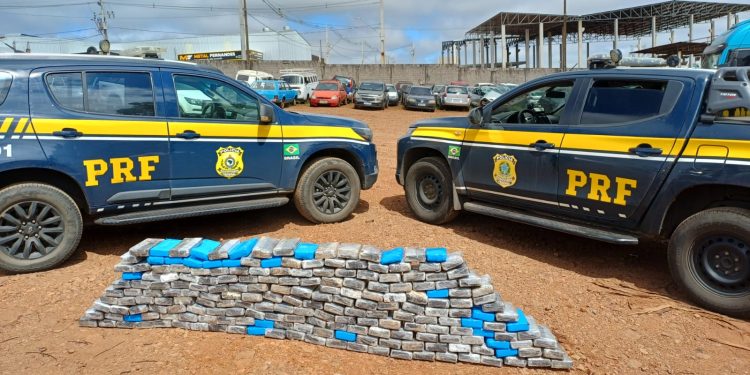 PRF apreende 240 kg de cocaína escondidos em pneus de caminhão na BR-277