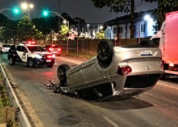 Carro capota após colisão na Linha Verde