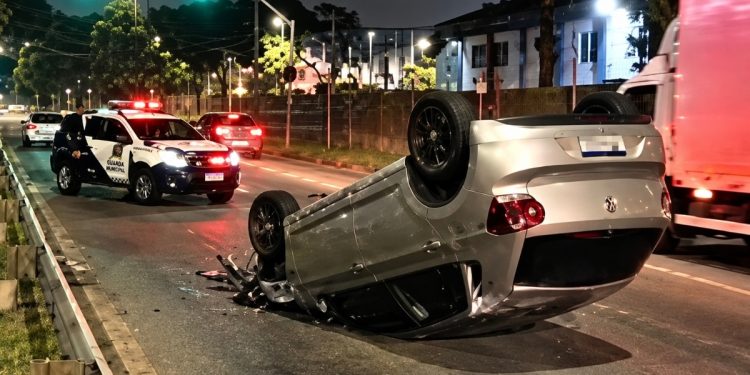 Carro capota após colisão na Linha Verde