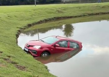 Jovem de 25 anos cai com carro em lago do Parque Tingui