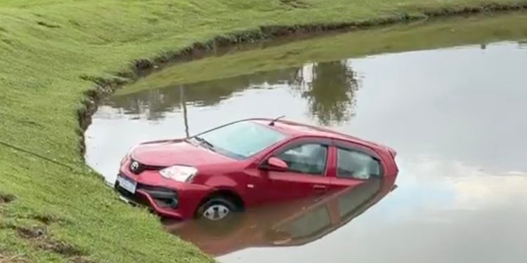 Jovem de 25 anos cai com carro em lago do Parque Tingui