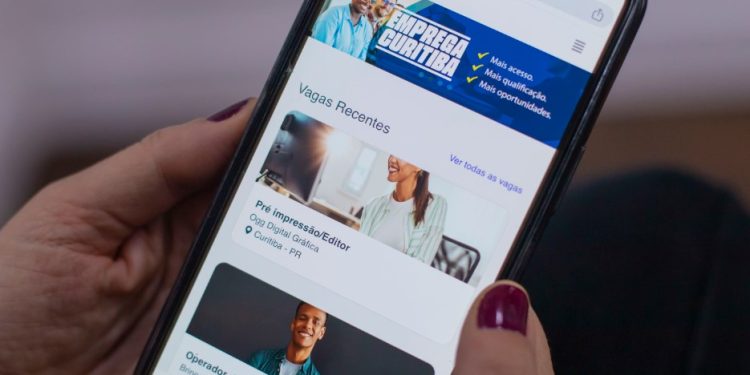 Cuidador de idoso, assistente contábil e camareira; confira as vagas do site Emprega Curitiba