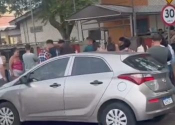 Manifestação é realizada após denúncia de possível violência sexual contra criança em escola de Curitiba