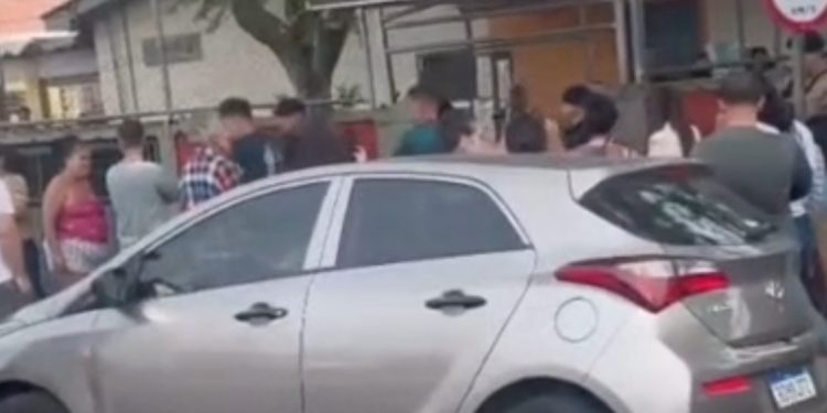 Manifestação é realizada após denúncia de possível violência sexual contra criança em escola de Curitiba