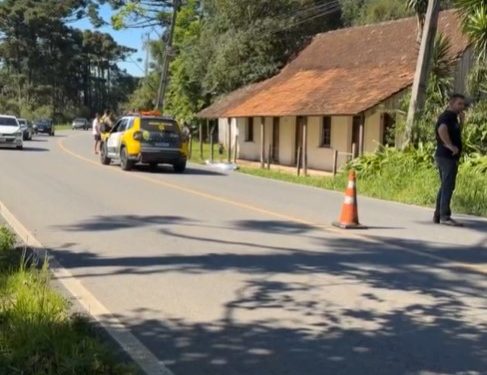 Peça se solta de caminhão, atinge pedestre e homem morre em São José dos Pinhais