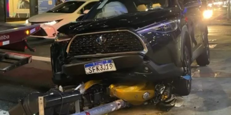 Colisão deixa motociclista e passageira feridos no Centro de Curitiba