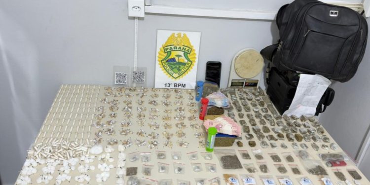 Adolescente é apreendido com mochila carregada de drogas no Parolin, em Curitiba