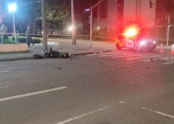 Motociclista não resiste após bater contra carro no Água Verde, em Curitiba