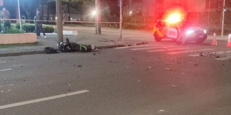 Motociclista não resiste após bater contra carro no Água Verde, em Curitiba