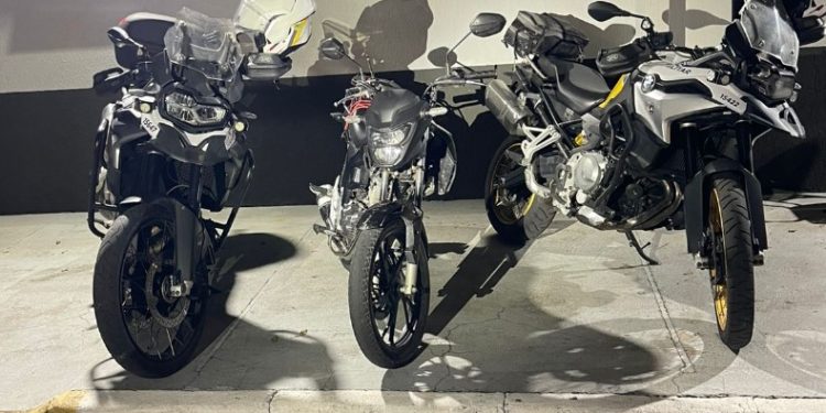 Dupla é presa pelo Pelotão Motos com “micha” e motocicleta com placa irregular no São Francisco