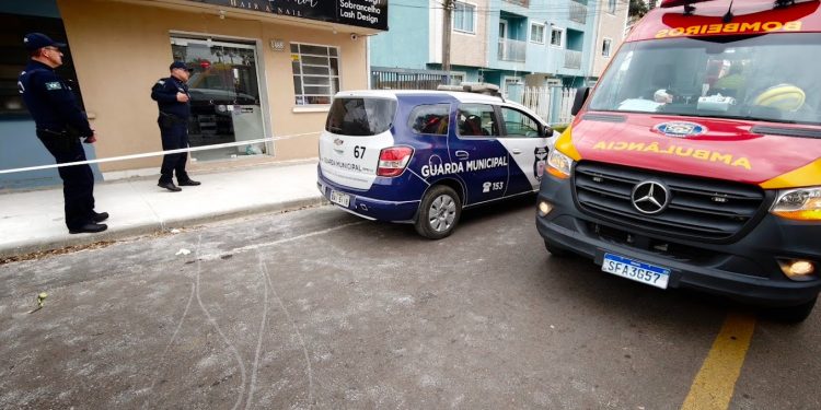 Ministério Público denuncia homem por tentativa de feminicídio contra ex-companheira em salão de beleza