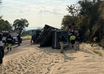 Bebê de seis meses morre após ser soterrado por carga de arroz em tombamento de carreta