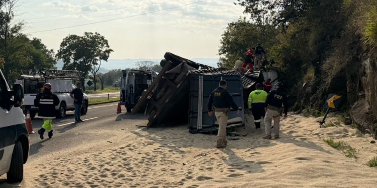Bebê de seis meses morre após ser soterrado por carga de arroz em tombamento de carreta