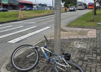 Homem em bicicleta é socorrido em estado grave após colisão com ônibus em Curitiba