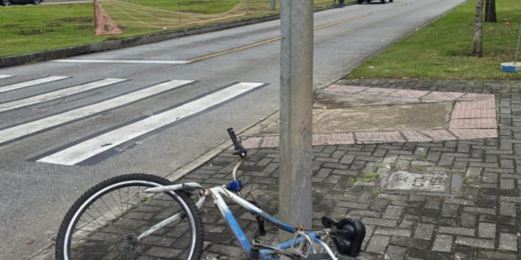 Homem em bicicleta é socorrido em estado grave após colisão com ônibus em Curitiba