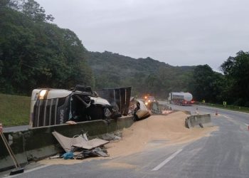 Carreta carregada com farelo de soja tomba e deixa motorista ferido na BR-277