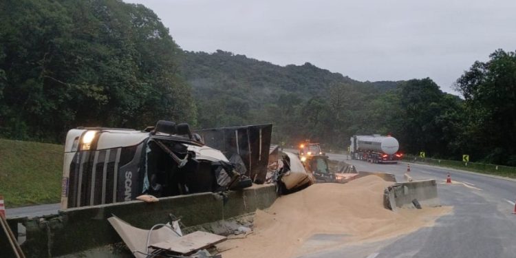 Carreta carregada com farelo de soja tomba e deixa motorista ferido na BR-277