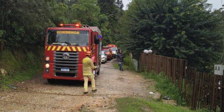 Familia é soterrada em deslizamento de terra em Ponta Grossa