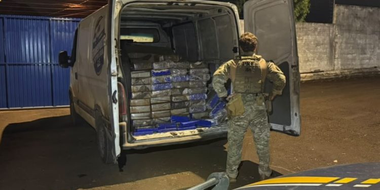 PRF apreende 350 quilos de maconha escondidos em carga de móveis
