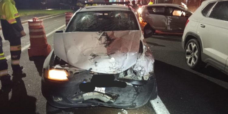 Motorista com sinais de embriaguez fica ferido após colisão traseira na BR-277, em Curitiba