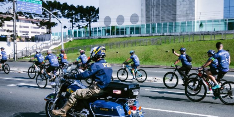 Passeio ciclístico da PRF terá bloqueios temporários em vias de Curitiba neste domingo