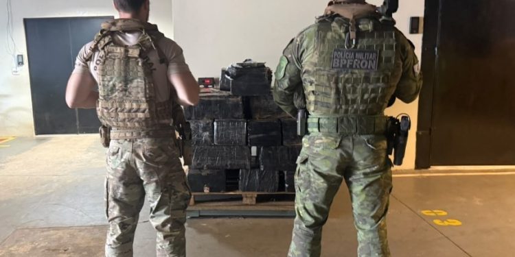 BPFRON e Polícia Federal apreendem 739 quilos de maconha às margens do Lago de Itaipu