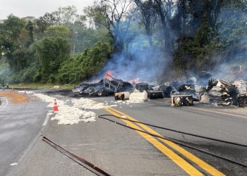 Caminhão carregado com algodão tomba e pega fogo na BR-376