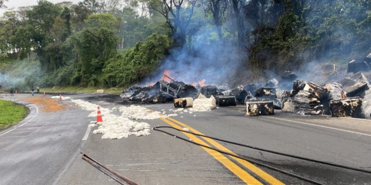 Caminhão carregado com algodão tomba e pega fogo na BR-376