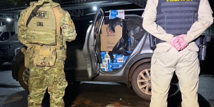 PRF e PM apreendem 15 mil maços de cigarros contrabandeados e recuperam carro clonado