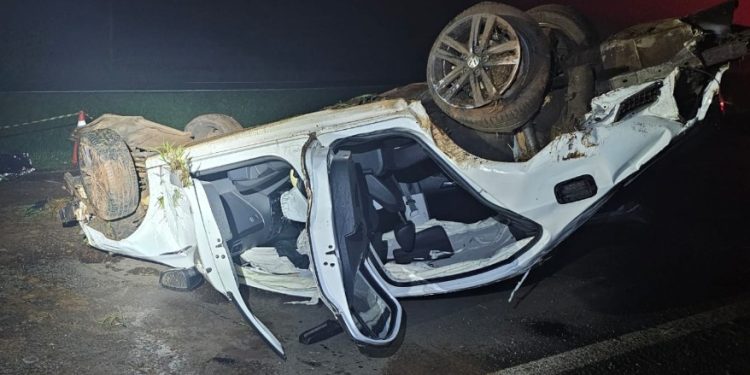 Homem morre após carro sair da pista e capotar na BR-376