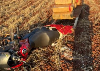 Polícia Militar encontra moto abandonada com carretinha de maconha
