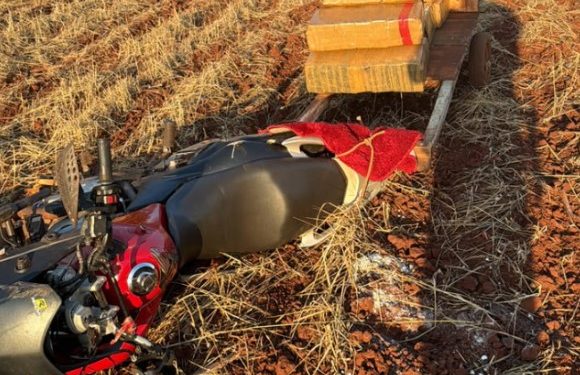 Polícia Militar encontra moto abandonada com carretinha de maconha