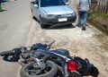 Motociclista perde o controle, invade a calçada e bate em carro estacionado