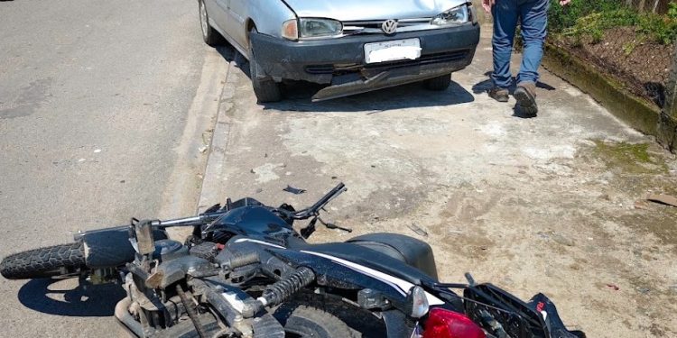 Motociclista perde o controle, invade a calçada e bate em carro estacionado