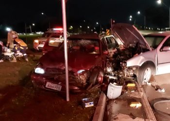 Colisão deixa quatro feridos em colisão entre dois carros; um dos motoristas entrou em outro carro e saiu do local
