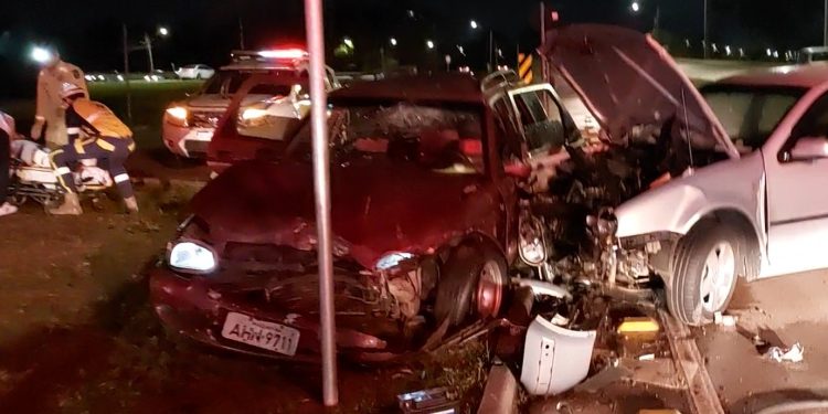 Colisão deixa quatro feridos em colisão entre dois carros; um dos motoristas entrou em outro carro e saiu do local